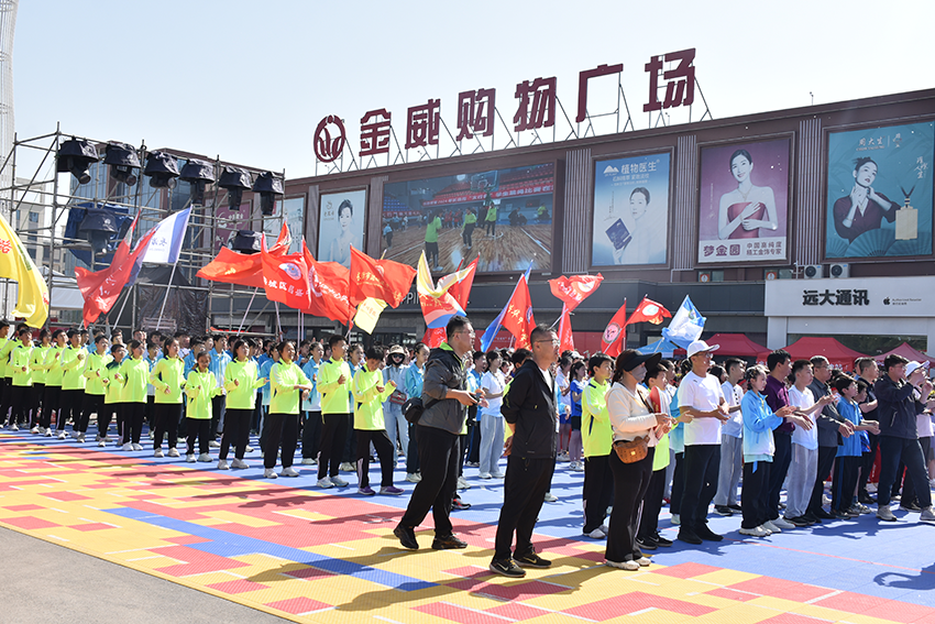 賽場(chǎng)上 學(xué)生“繩”采飛揚  賣(mài)場(chǎng)內 員工“遇”客同頻