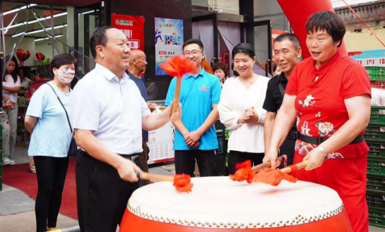 石董事長(cháng)到店慶賀  金威便利新店起航